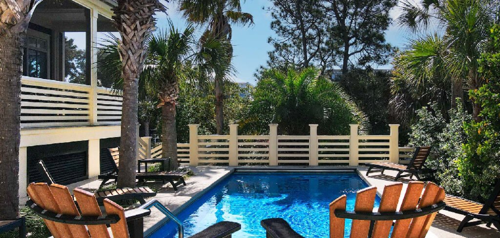 How to Arrange Patio Furniture Around a Pool