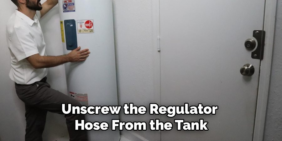 Unscrew the Regulator 
Hose From the Tank